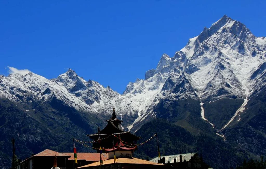 Buddhist_Temple_and_Jorkaden_Peak_from_Kalpa